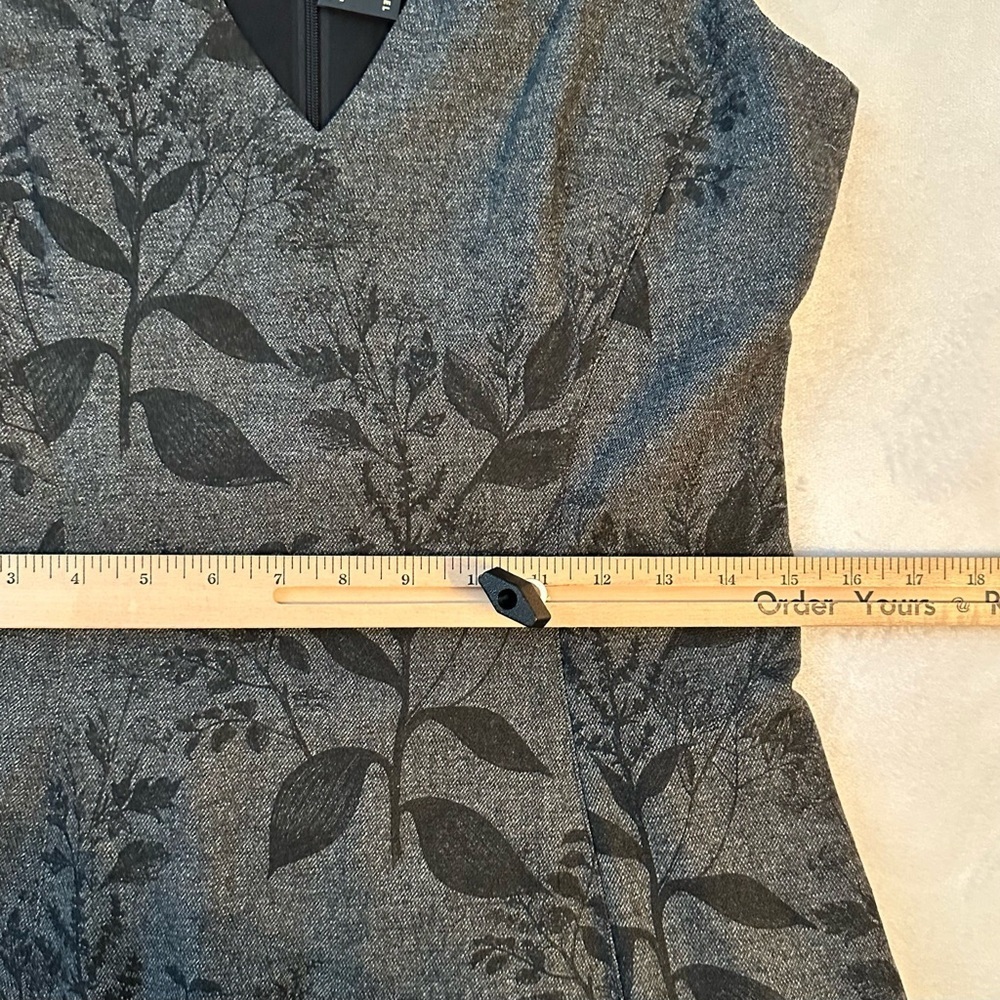 Banana Republic Italian Wool Fit Flare Printed Leaves Dress 6 NWT Vneck Gray Blk - Picture 4 of 9